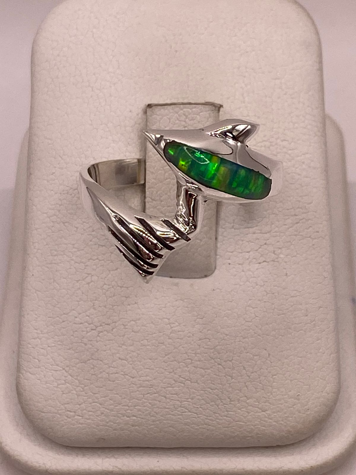 Anillo Forma de Delfín con Ópalo de Fuego Verde en Plata Ley .950, vista superior