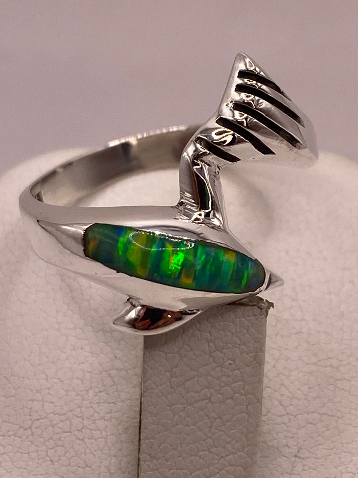 Anillo Forma de Delfín con Ópalo de Fuego Verde en Plata Ley .950, vista posterior
