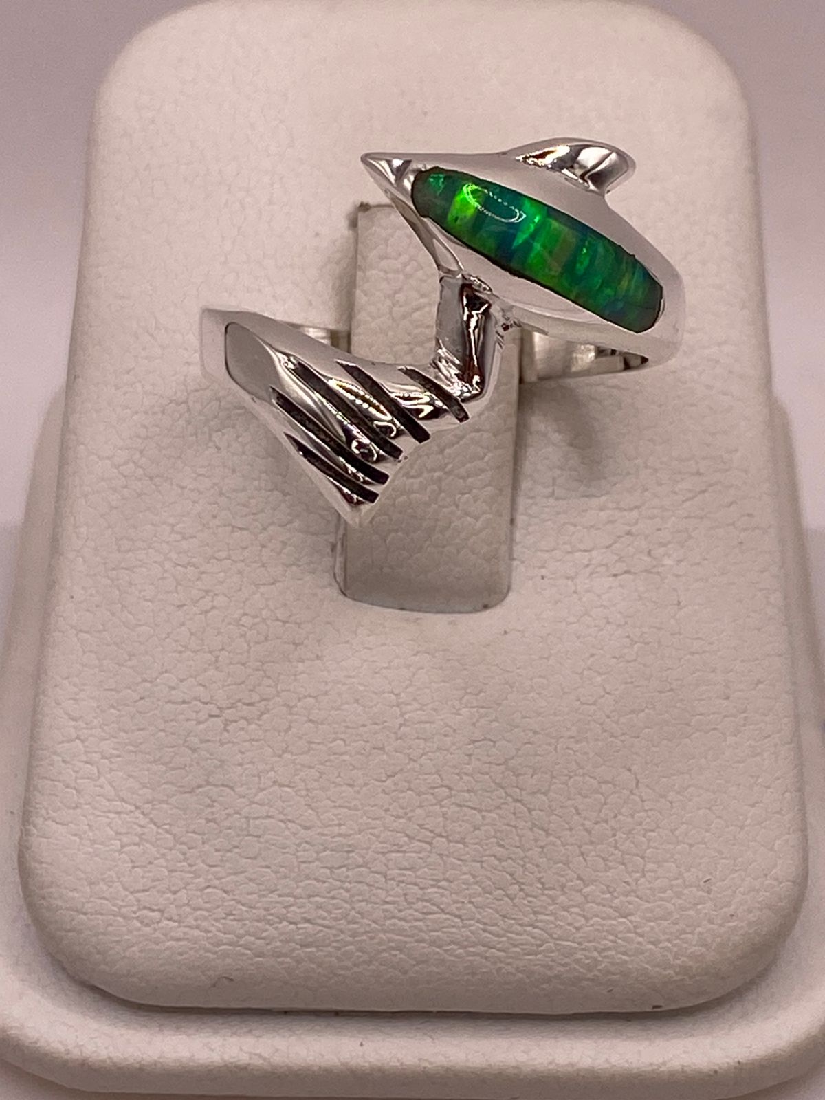 Anillo Forma de Delfín con Ópalo de Fuego Verde en Plata Ley .950, vista frontal