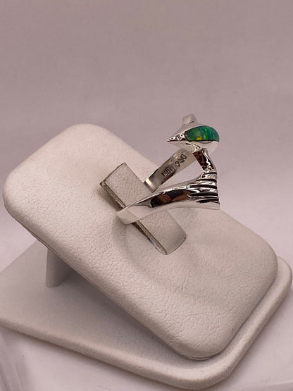 Anillo Forma de Delfín con Ópalo de Fuego Verde en Plata Ley .950, vista de detalle