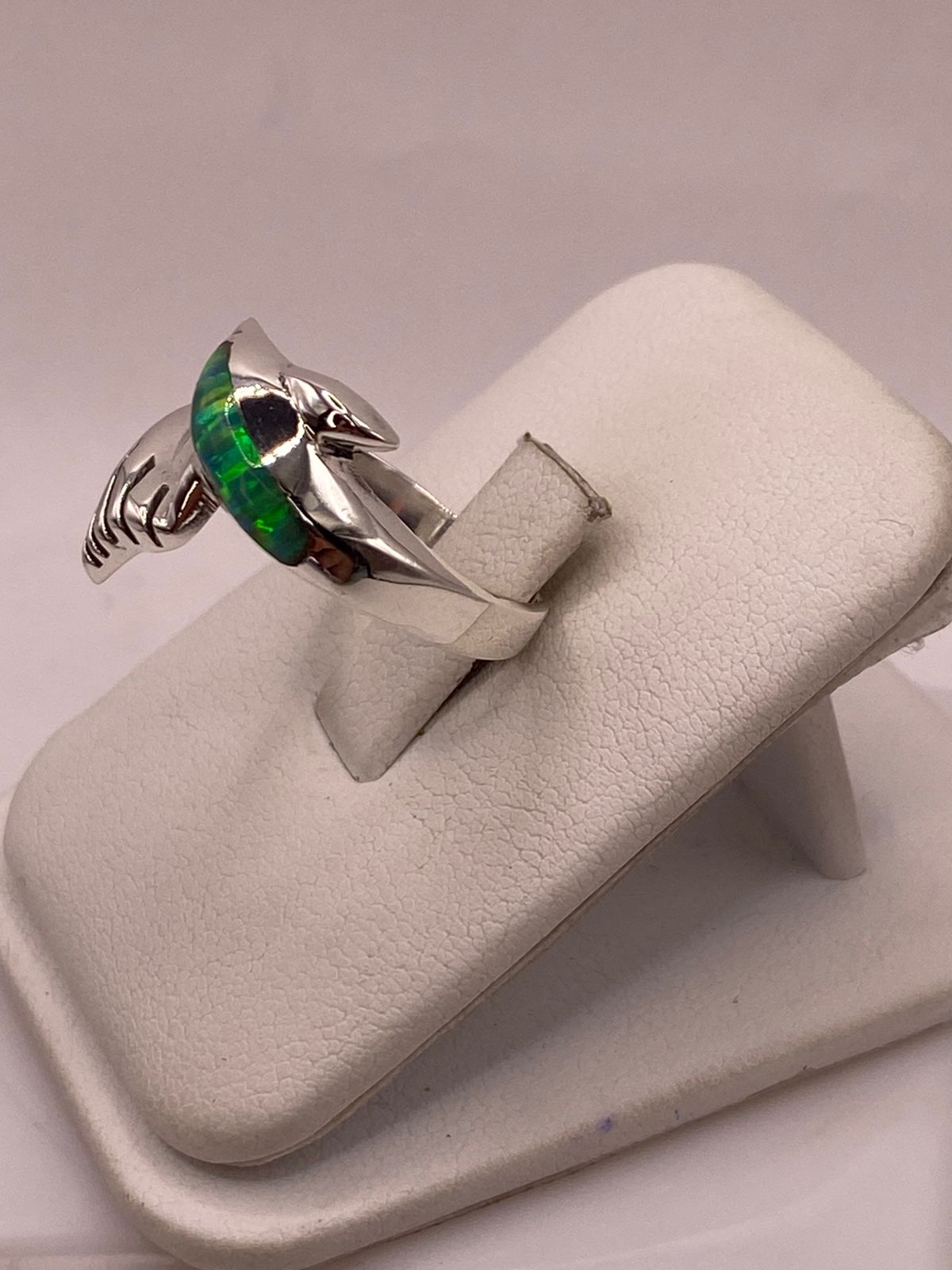 Anillo Forma de Delfín con Ópalo de Fuego Verde en Plata Ley .950, vista lateral