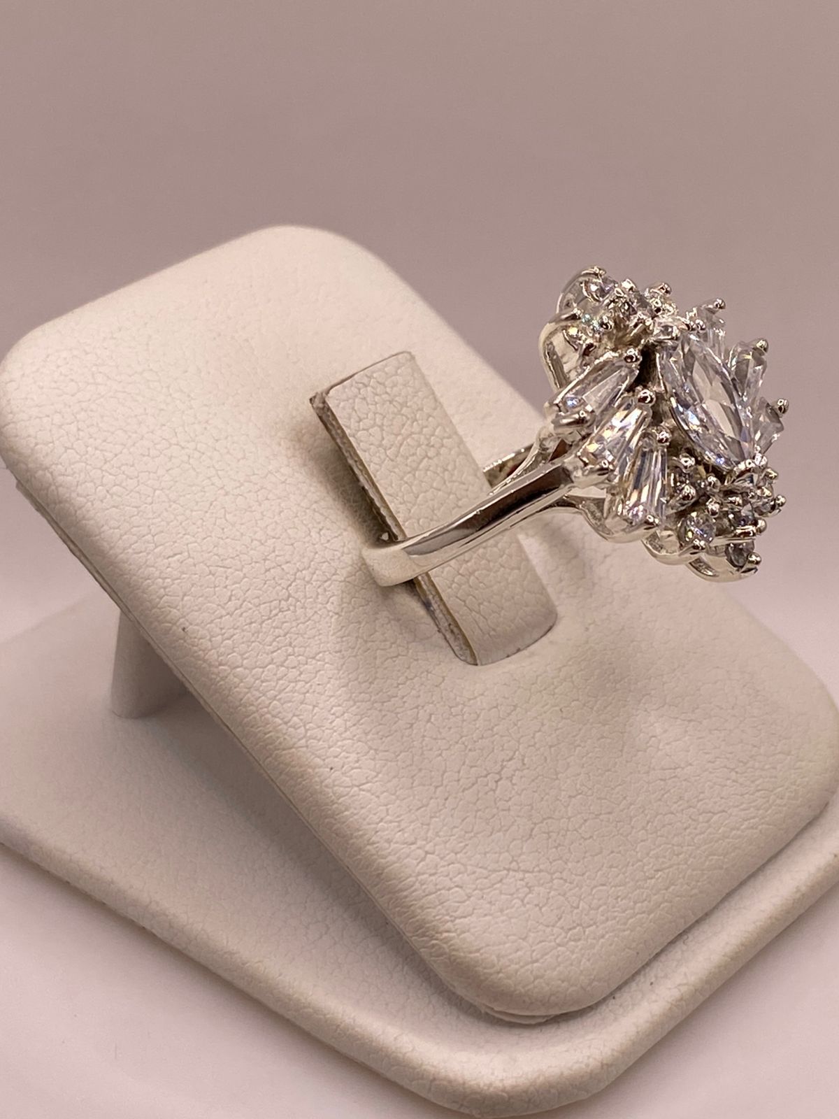 Anillo en Forma de Flor de Plata Ley 925 con Zirconias Blancas, vista lateral