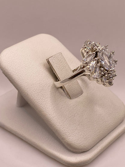 Anillo en Forma de Flor de Plata Ley 925 con Zirconias Blancas, vista lateral