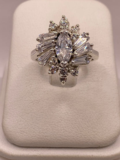 Anillo en Forma de Flor de Plata Ley 925 con Zirconias Blancas — ángulo diagonal