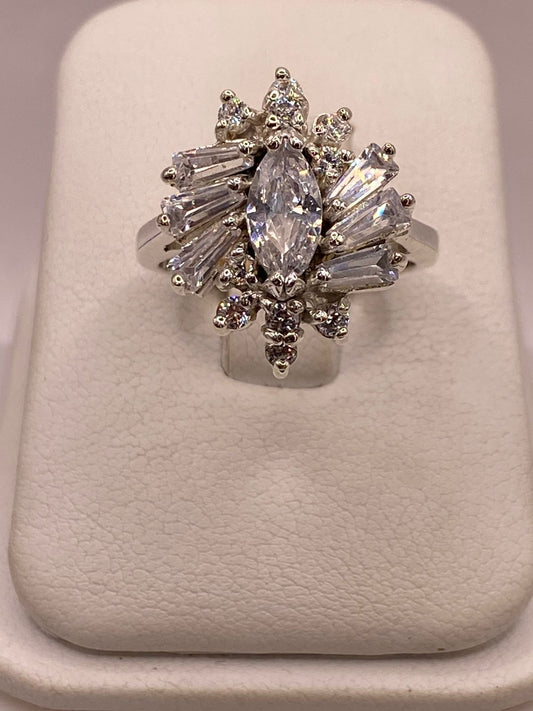 Anillo en Forma de Flor de Plata Ley 925 con Zirconias Blancas — ángulo diagonal