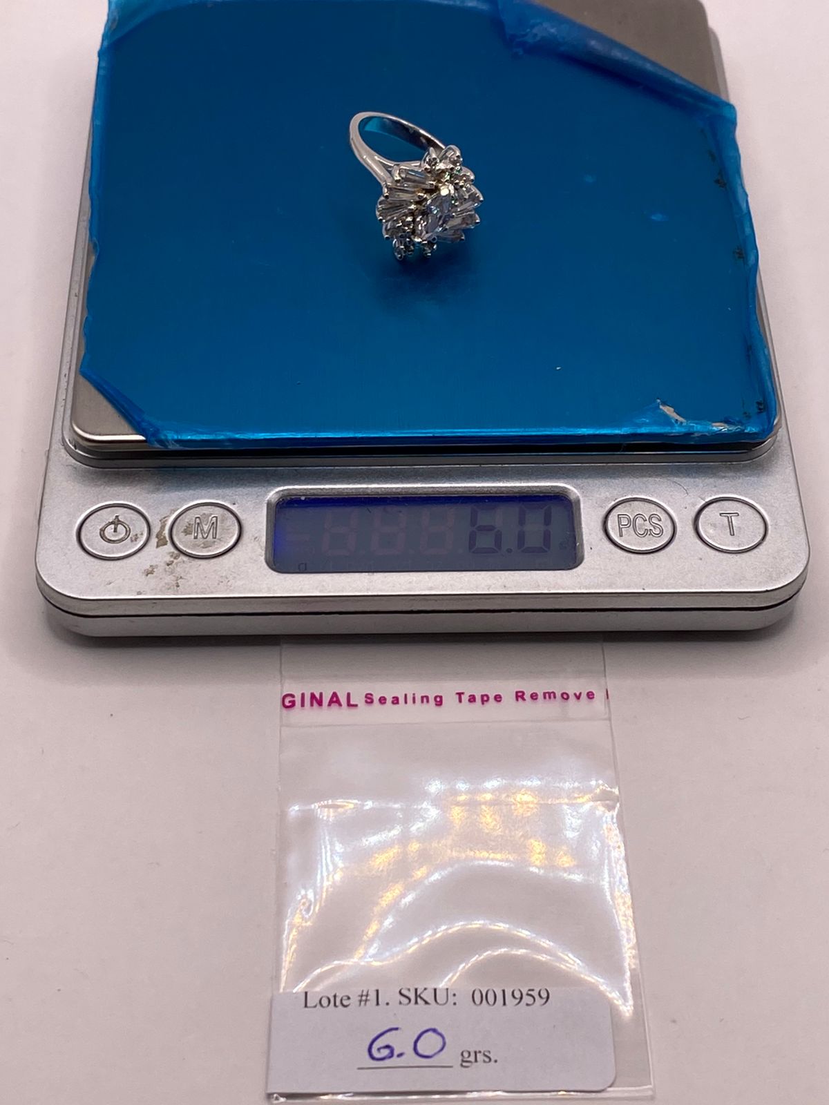 Anillo en Forma de Flor de Plata Ley 925 con Zirconias Blancas, peso en gramos (báscula)