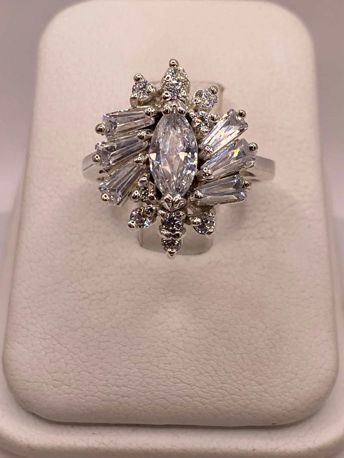 Anillo en Forma de Flor de Plata Ley 925 con Zirconias Blancas, vista frontal