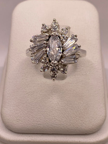 Anillo en Forma de Flor de Plata Ley 925 con Zirconias Blancas, vista frontal
