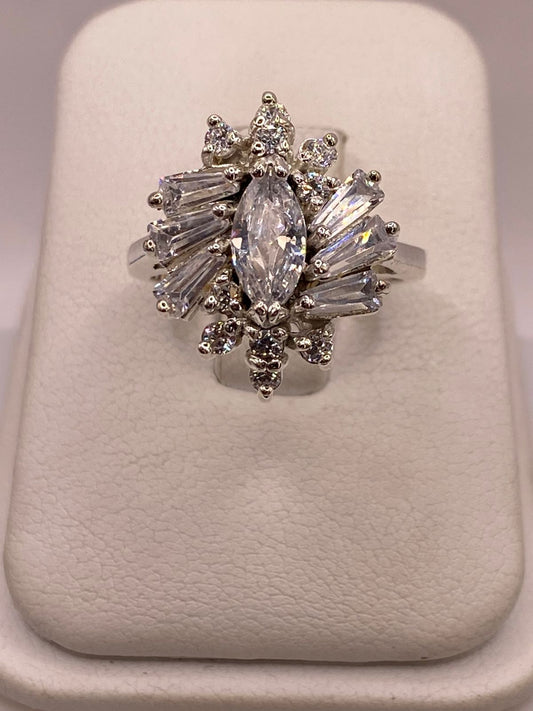 Anillo en Forma de Flor de Plata Ley 925 con Zirconias Blancas, vista frontal