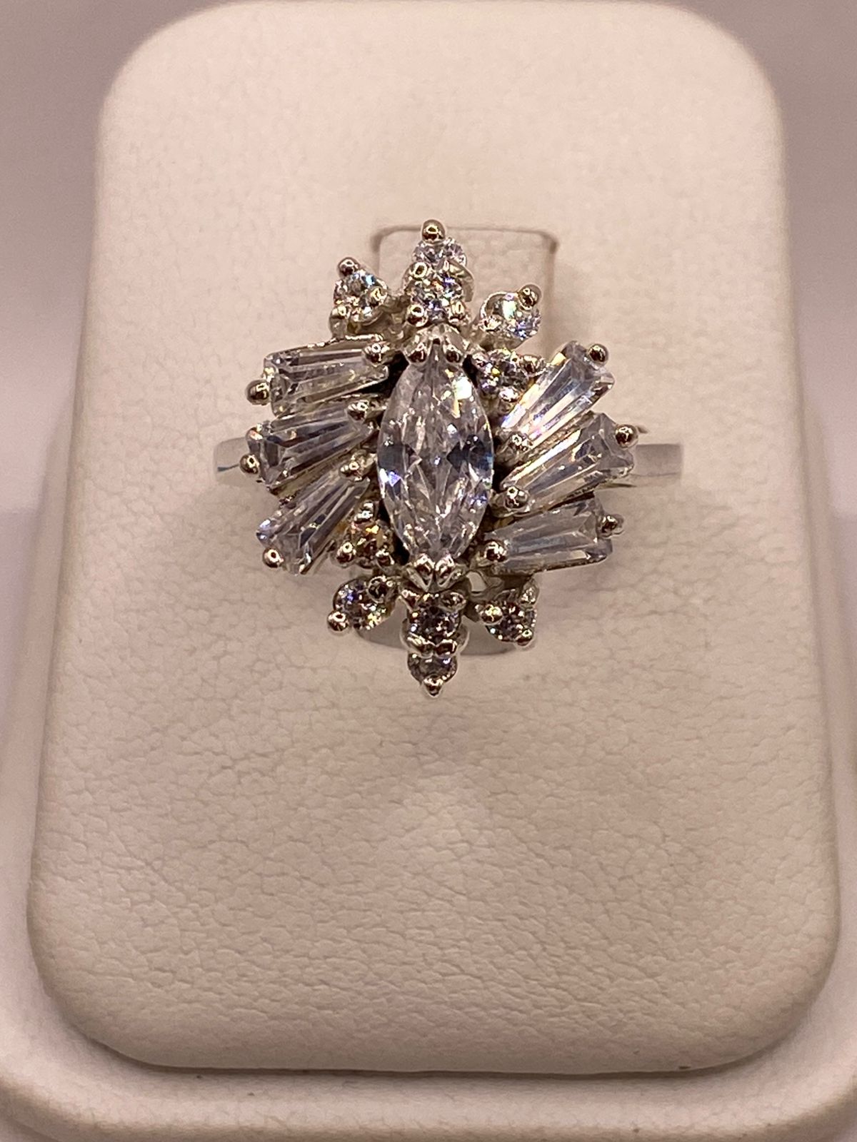 Anillo en Forma de Flor de Plata Ley 925 con Zirconias Blancas, vista de detalle
