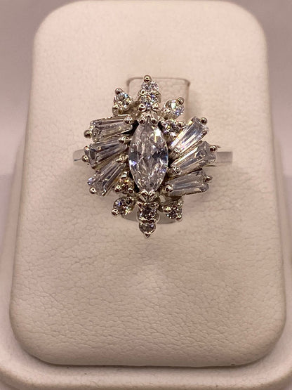 Anillo en Forma de Flor de Plata Ley 925 con Zirconias Blancas, vista de detalle