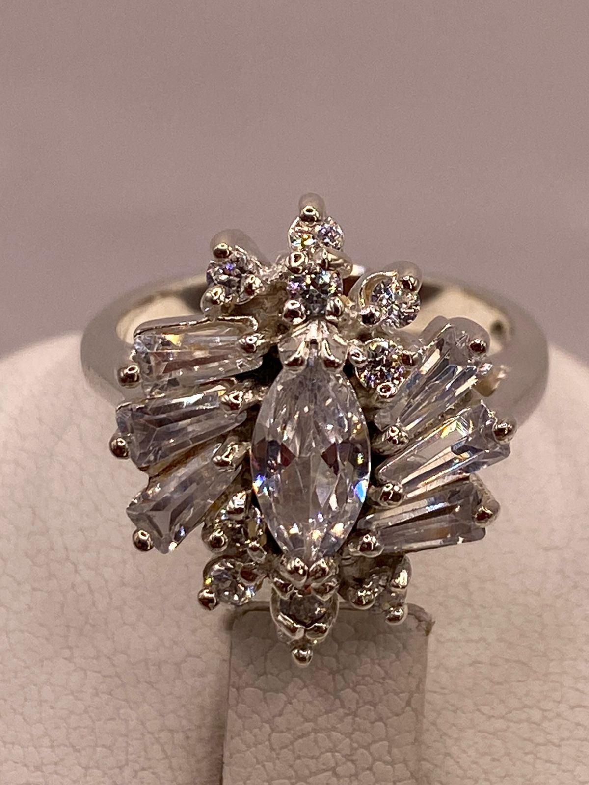 Anillo en Forma de Flor de Plata Ley 925 con Zirconias Blancas, sello de autenticidad Plata Ley .925