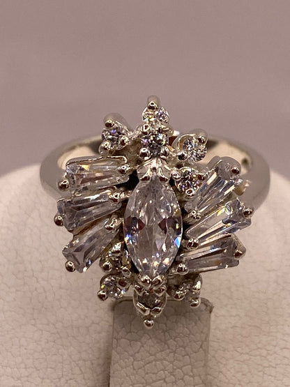 Anillo en Forma de Flor de Plata Ley 925 con Zirconias Blancas, sello de autenticidad Plata Ley .925