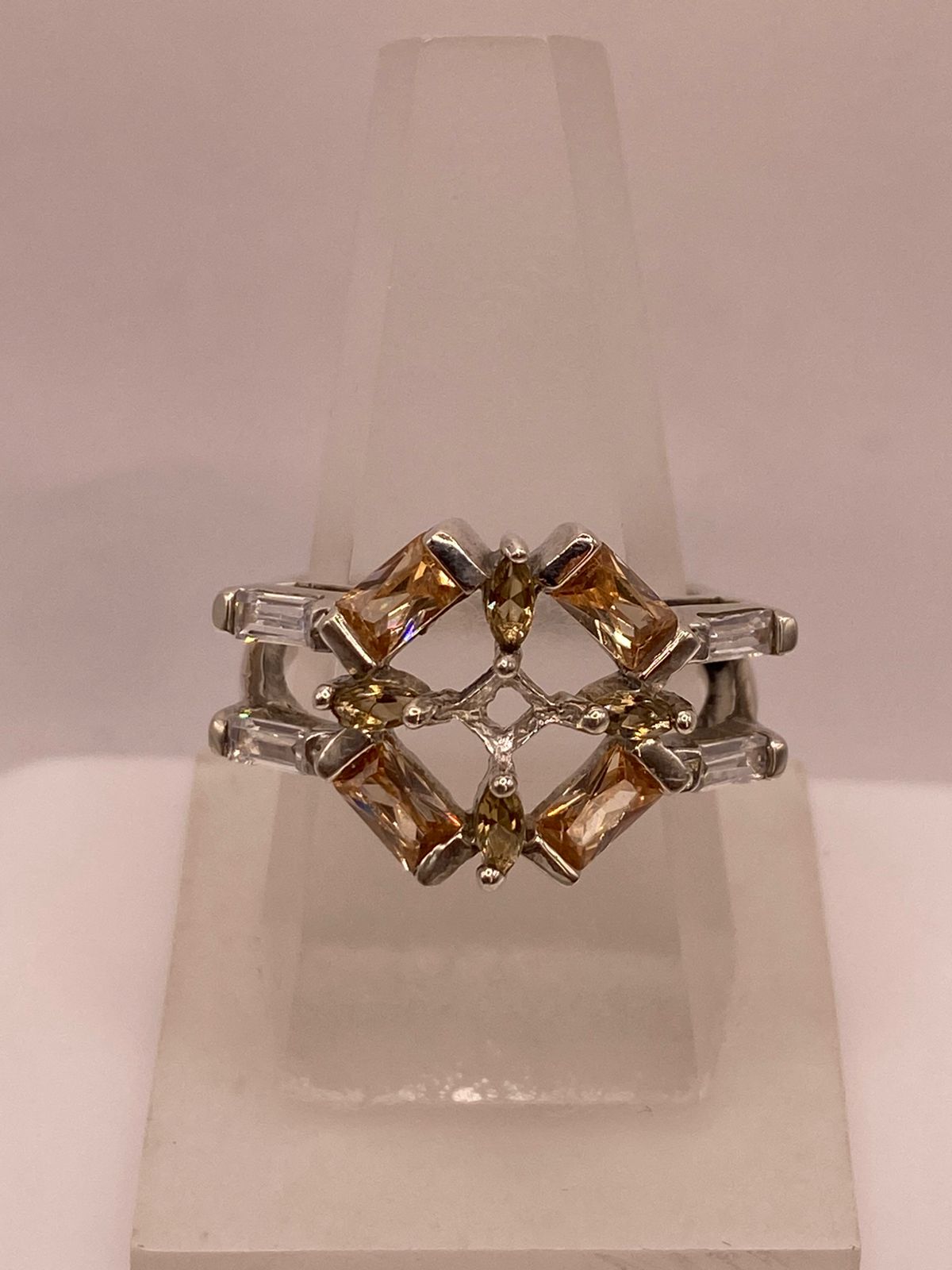 Anillo Geométrico Elegante con Zirconias Color Champagne en Plata Ley 925 — detalle de acabado
