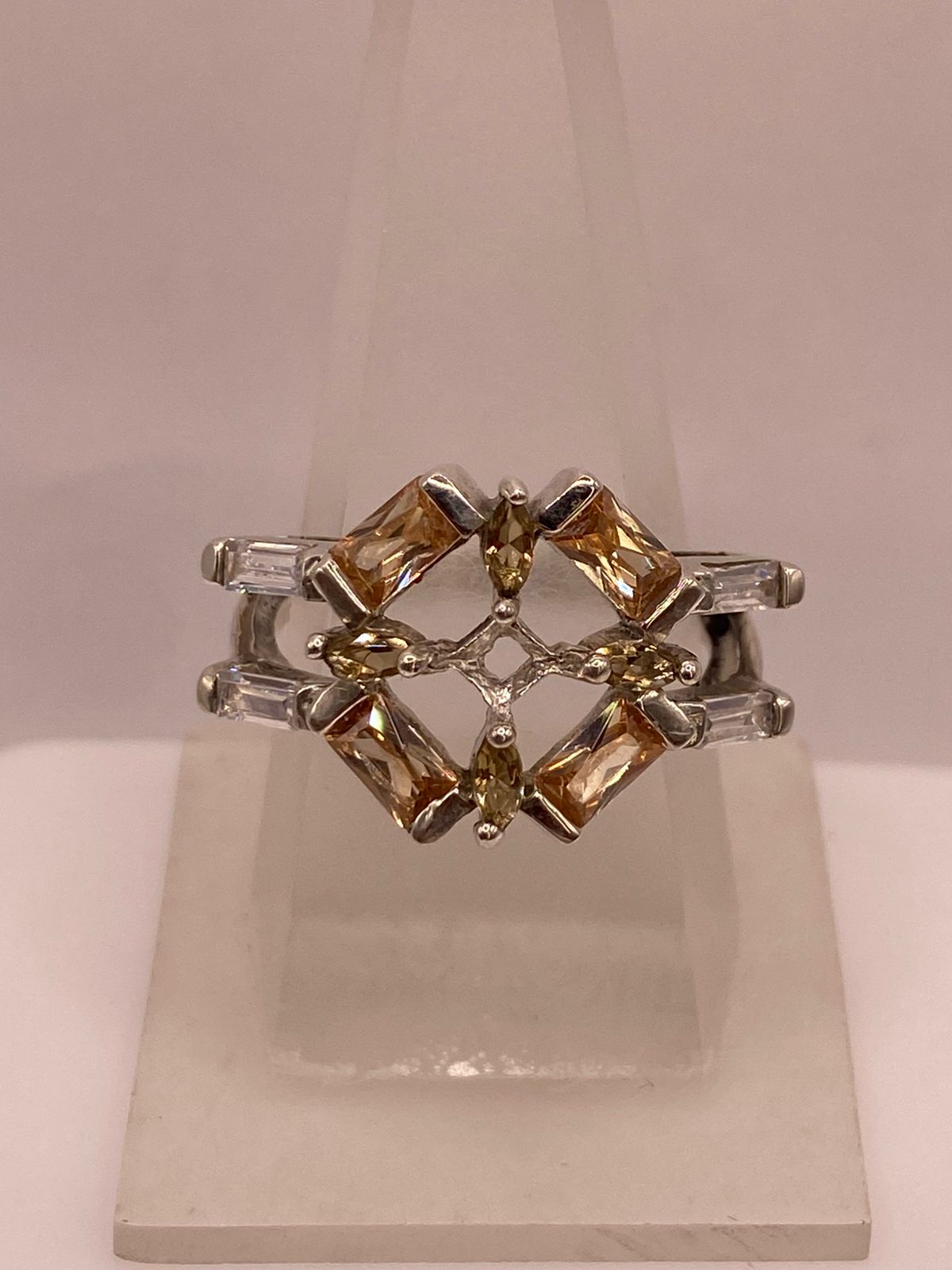 Anillo Geométrico Elegante con Zirconias Color Champagne en Plata Ley 925, vista frontal
