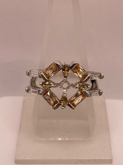 Anillo Geométrico Elegante con Zirconias Color Champagne en Plata Ley 925, vista frontal