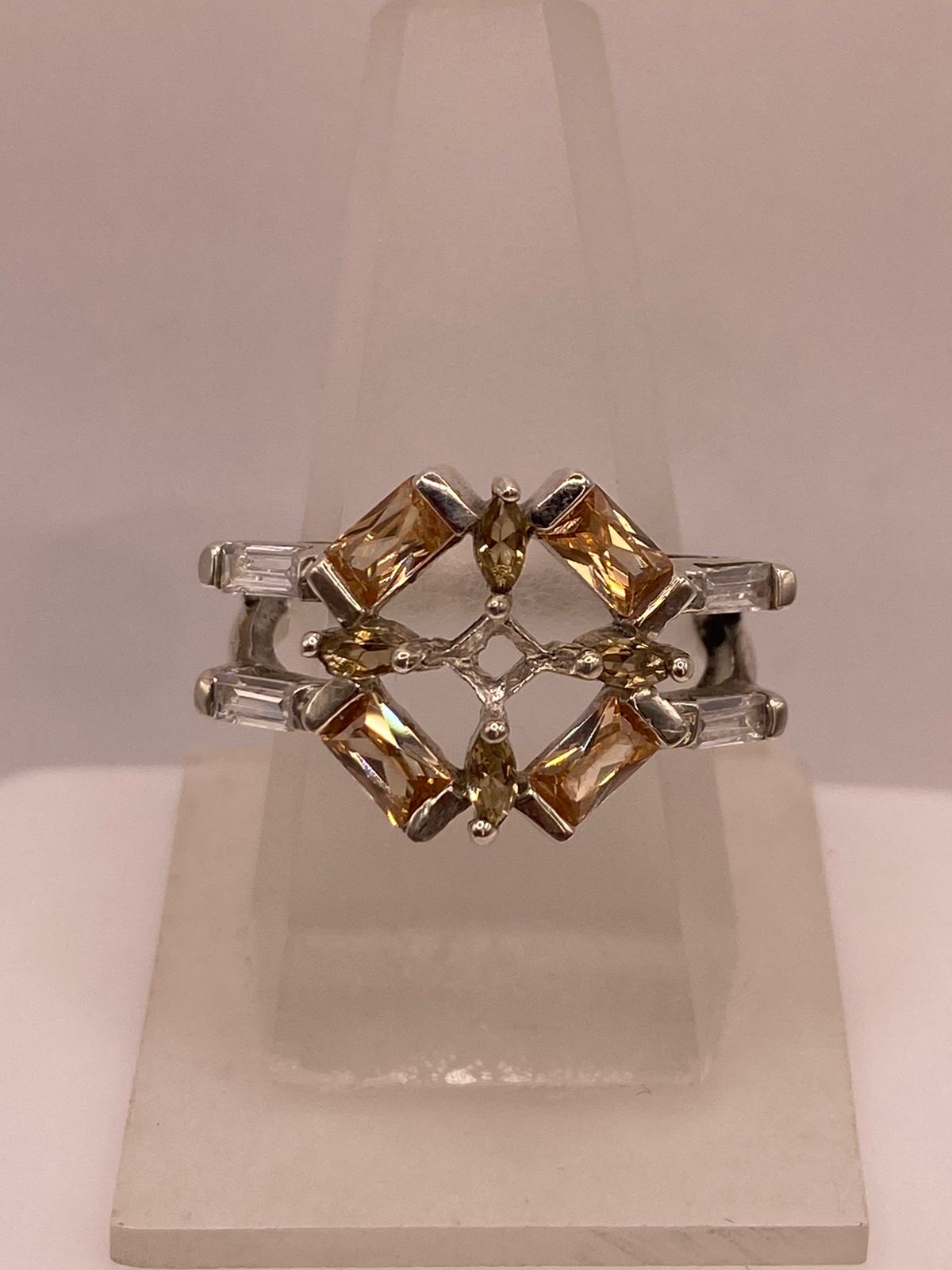 Anillo Geométrico Elegante con Zirconias Color Champagne en Plata Ley 925, vista superior