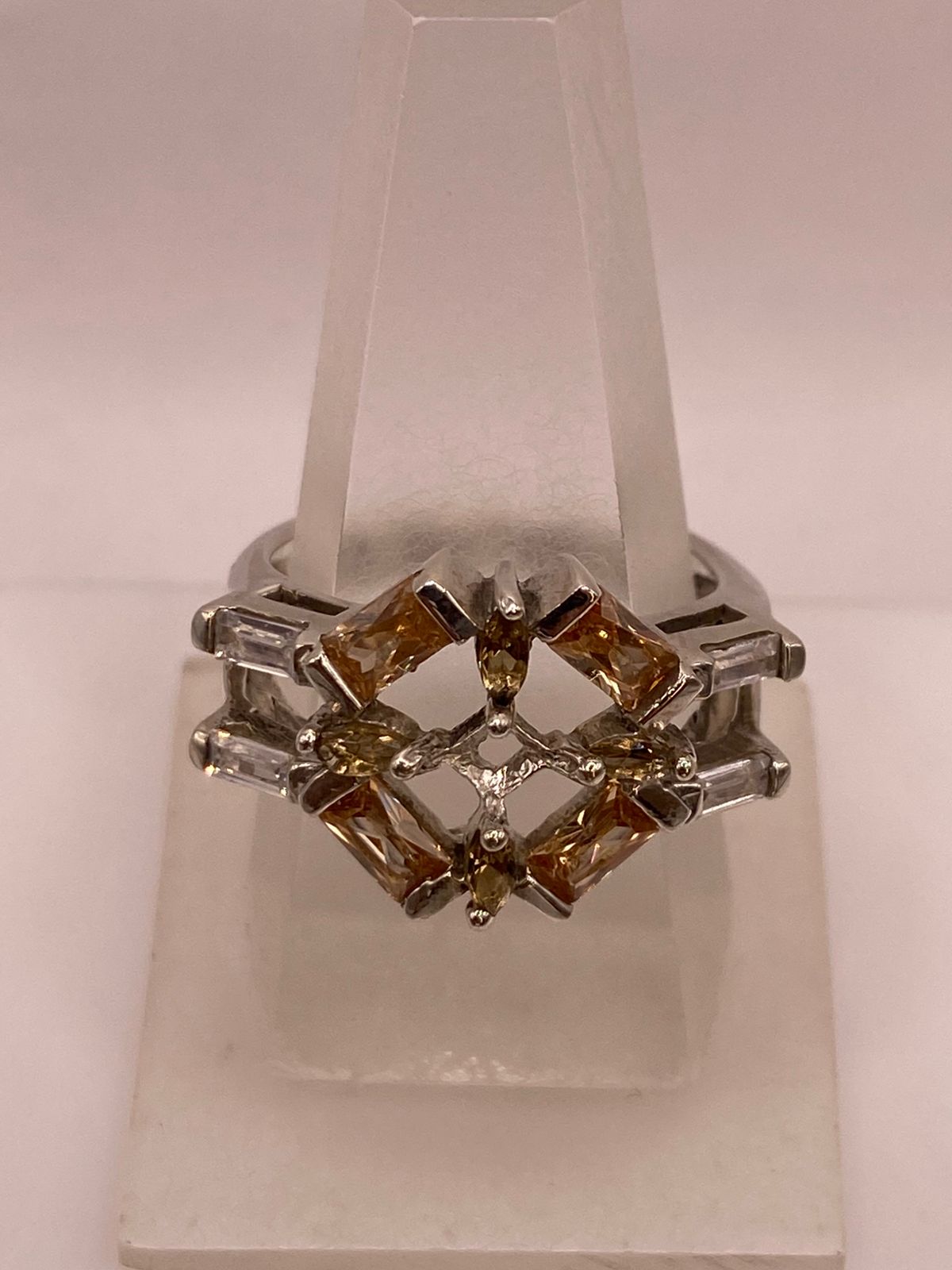 Anillo Geométrico Elegante con Zirconias Color Champagne en Plata Ley 925, vista posterior