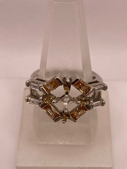 Anillo Geométrico Elegante con Zirconias Color Champagne en Plata Ley 925, vista posterior
