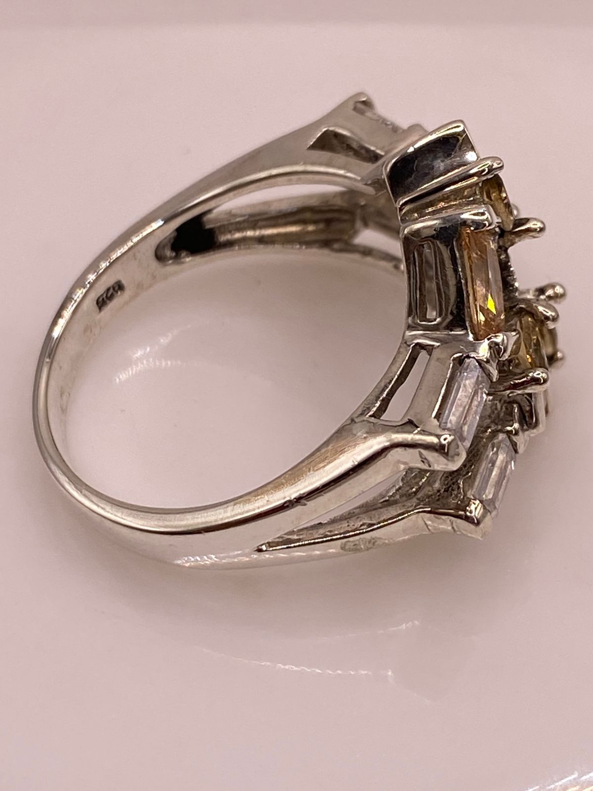 Anillo Geométrico Elegante con Zirconias Color Champagne en Plata Ley 925, sello de autenticidad Plata Ley .925