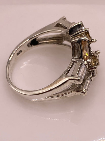 Anillo Geométrico Elegante con Zirconias Color Champagne en Plata Ley 925, sello de autenticidad Plata Ley .925