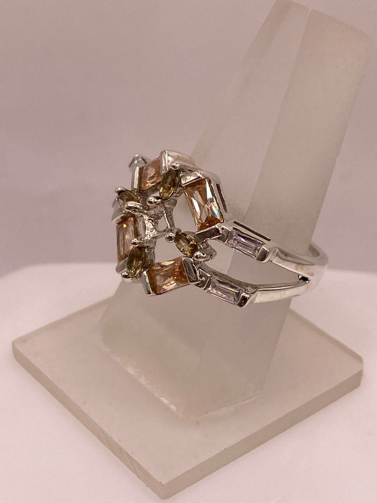 Anillo Geométrico Elegante con Zirconias Color Champagne en Plata Ley 925, vista lateral
