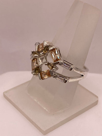 Anillo Geométrico Elegante con Zirconias Color Champagne en Plata Ley 925, vista lateral