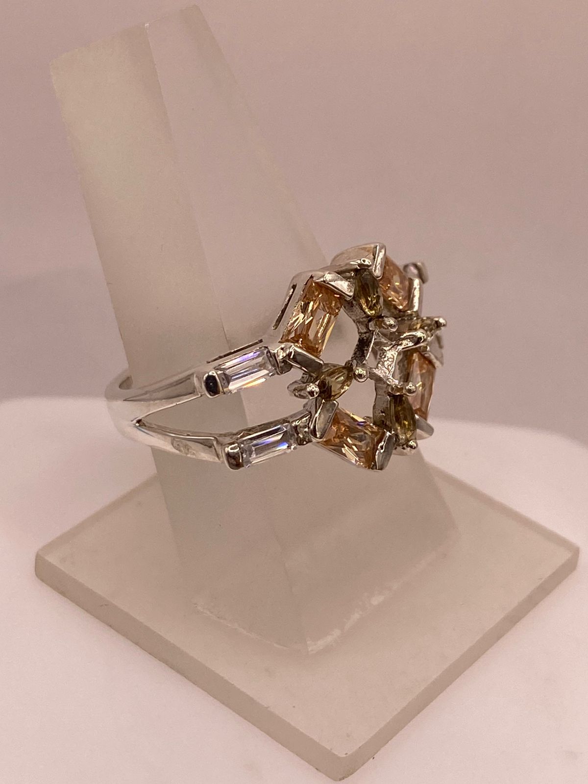 Anillo Geométrico Elegante con Zirconias Color Champagne en Plata Ley 925, vista de detalle