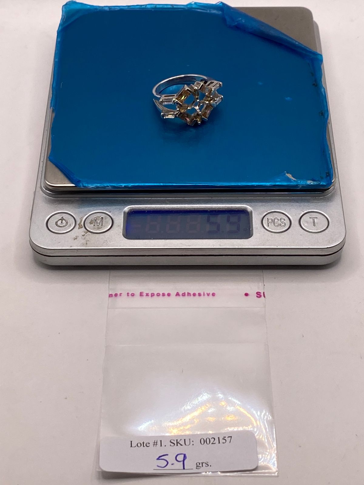 Anillo Geométrico Elegante con Zirconias Color Champagne en Plata Ley 925, peso en gramos (báscula)