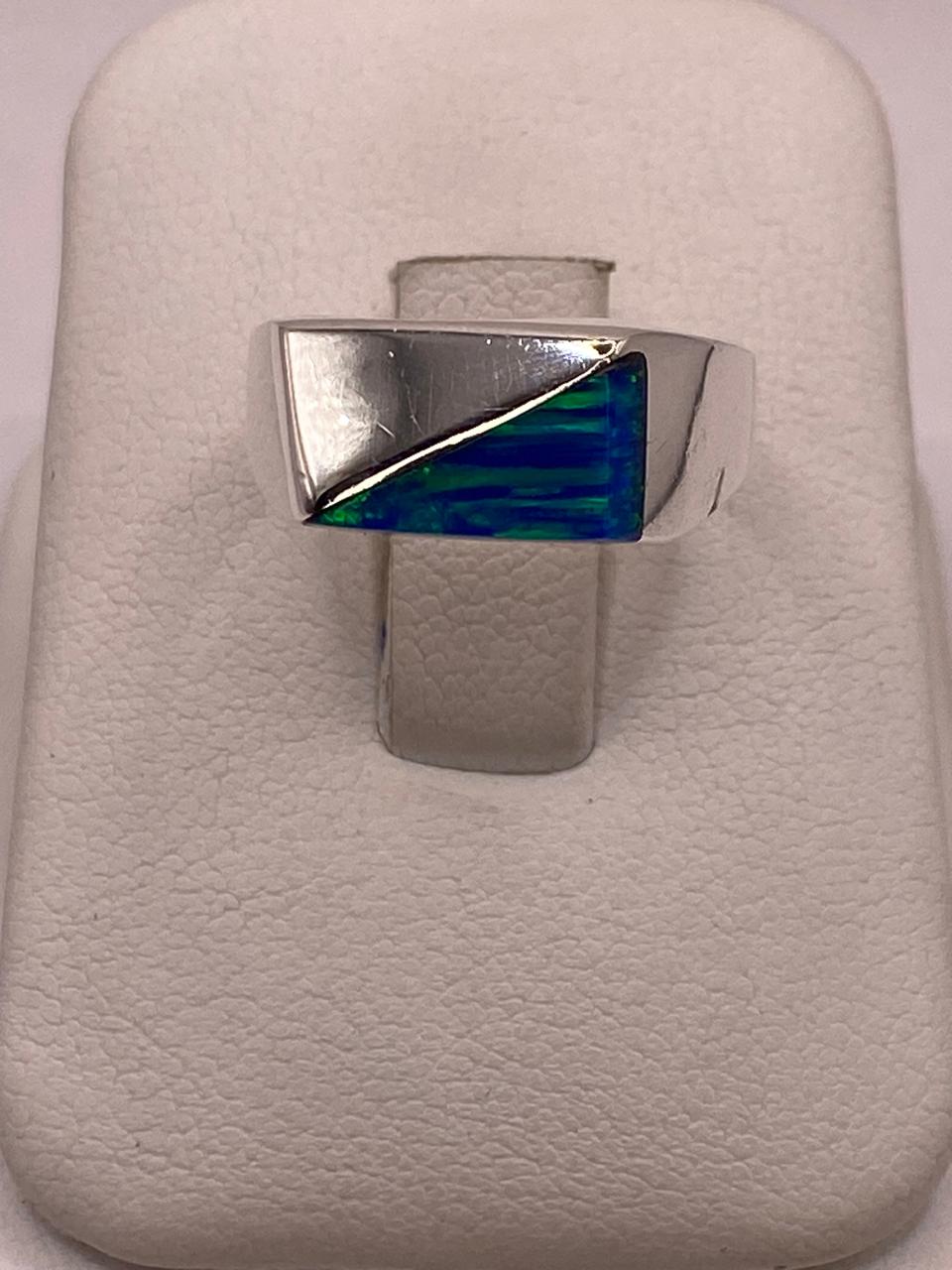 Anillo Geométrico de Ópalo Azul y Verde en Plata Ley 950, vista de detalle