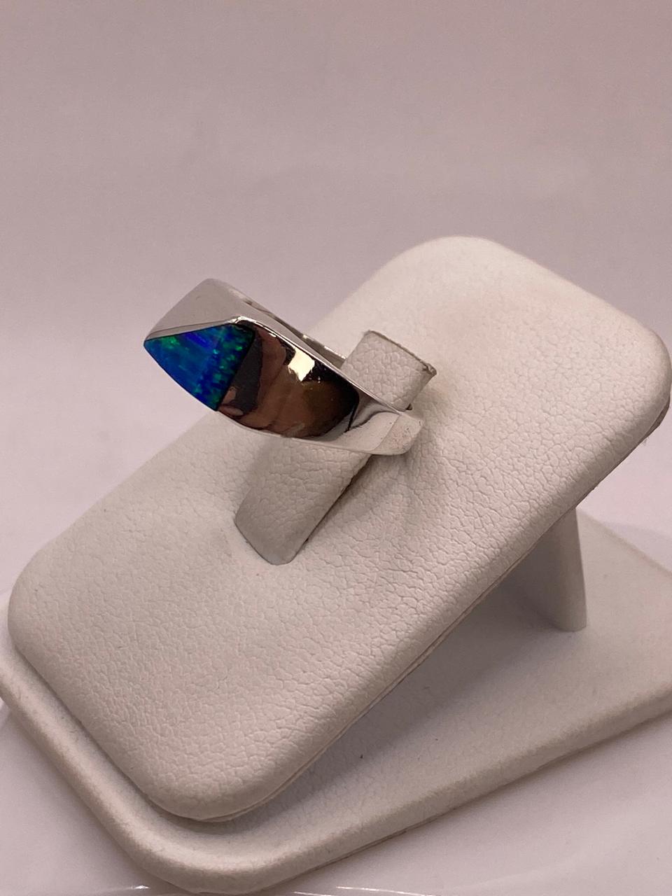 Anillo Geométrico de Ópalo Azul y Verde en Plata Ley 950, vista lateral