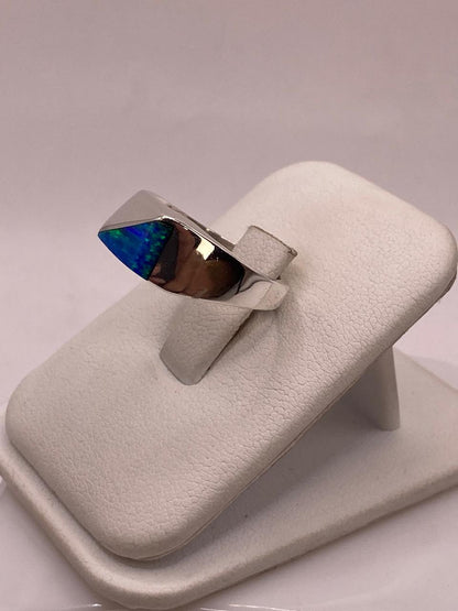 Anillo Geométrico de Ópalo Azul y Verde en Plata Ley 950, vista lateral