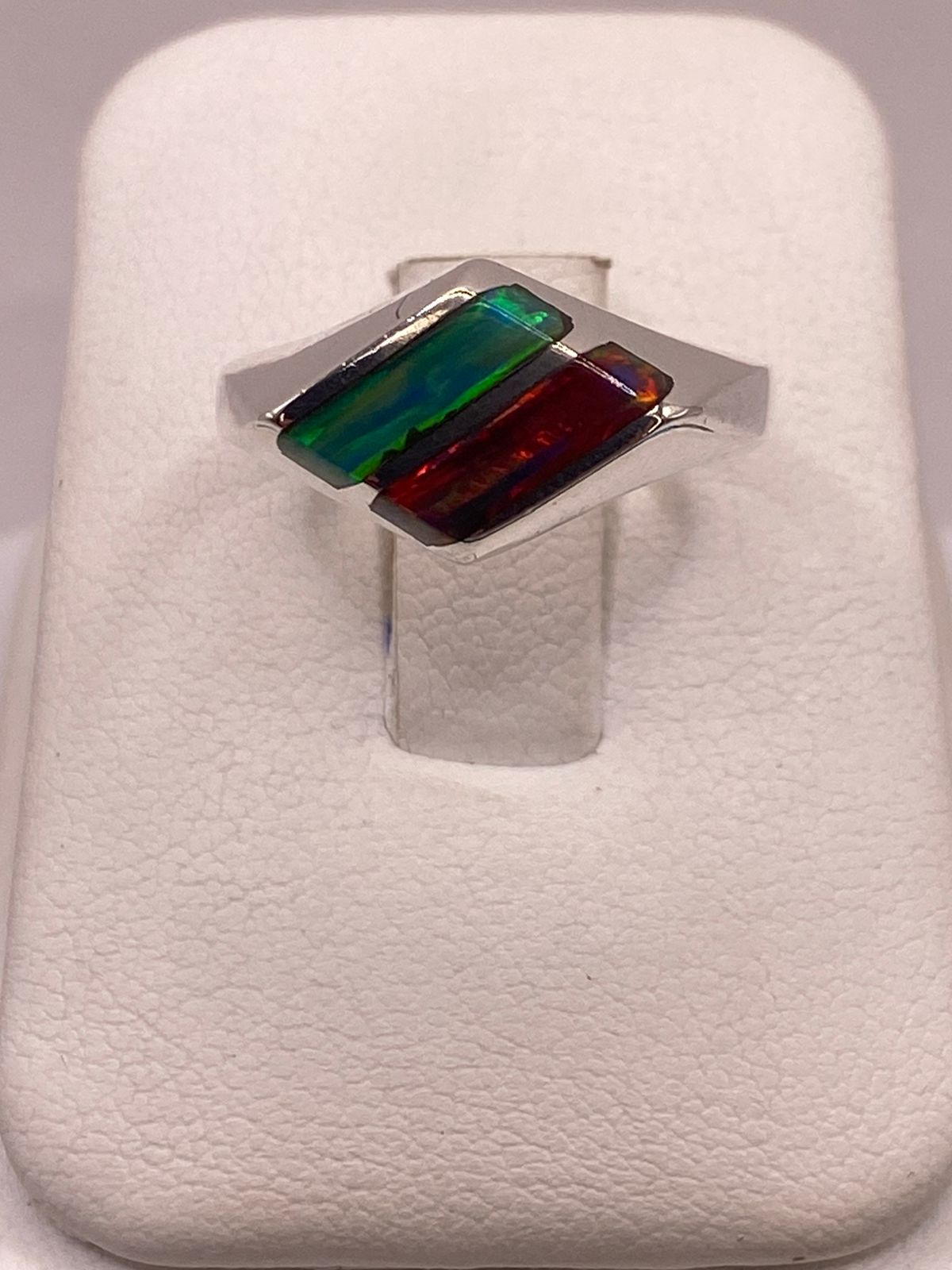 Anillo Geométrico con Ópalo Bicolor Rojo y Verde en Plata Ley 950 — ángulo diagonal