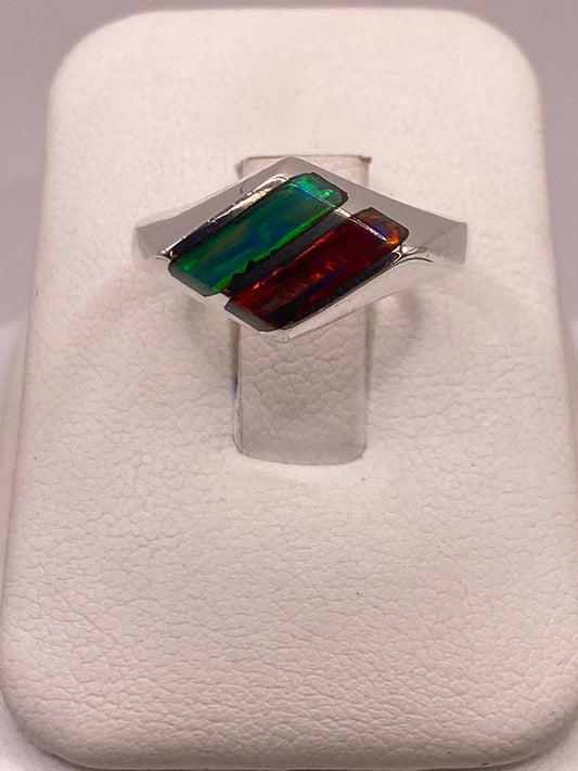Anillo Geométrico con Ópalo Bicolor Rojo y Verde en Plata Ley 950 — ángulo diagonal