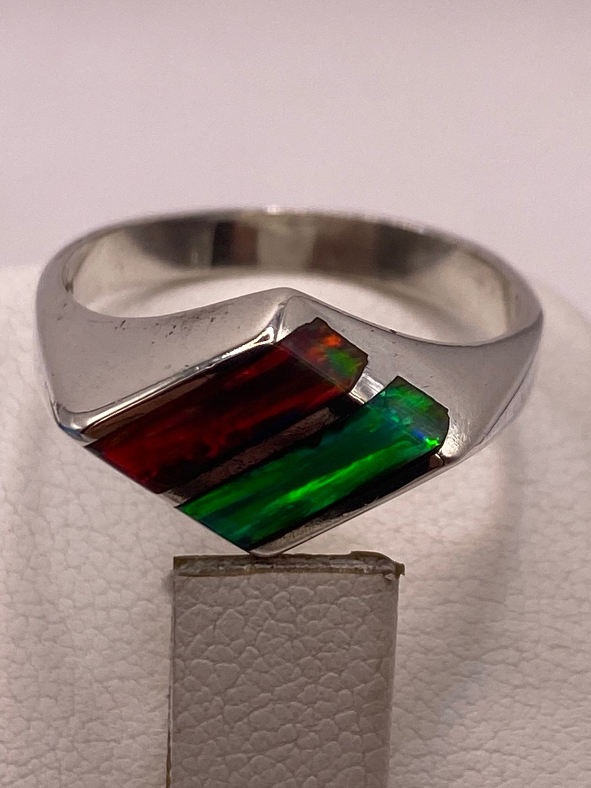 Anillo Geométrico con Ópalo Bicolor Rojo y Verde en Plata Ley 950, vista de detalle