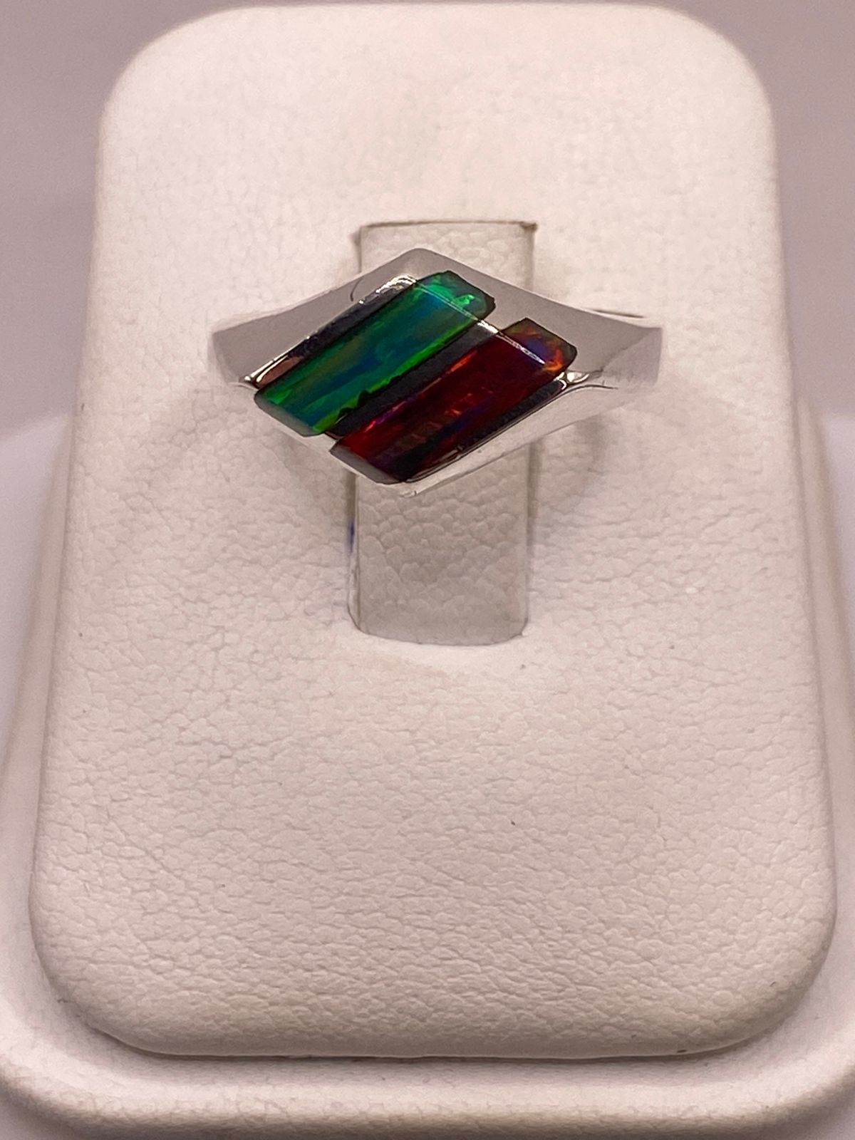 Anillo Geométrico con Ópalo Bicolor Rojo y Verde en Plata Ley 950, vista lateral