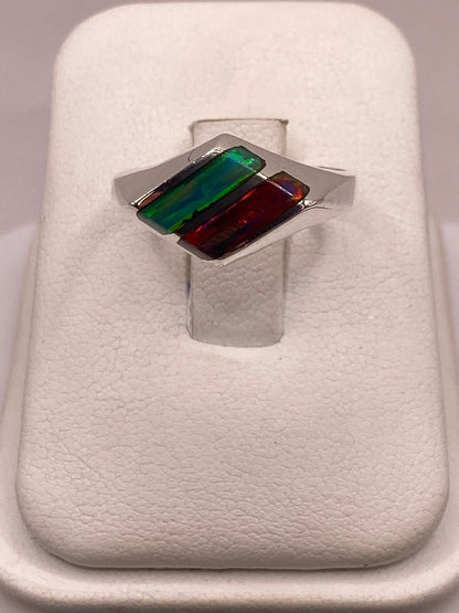 Anillo Geométrico con Ópalo Bicolor Rojo y Verde en Plata Ley 950, vista lateral