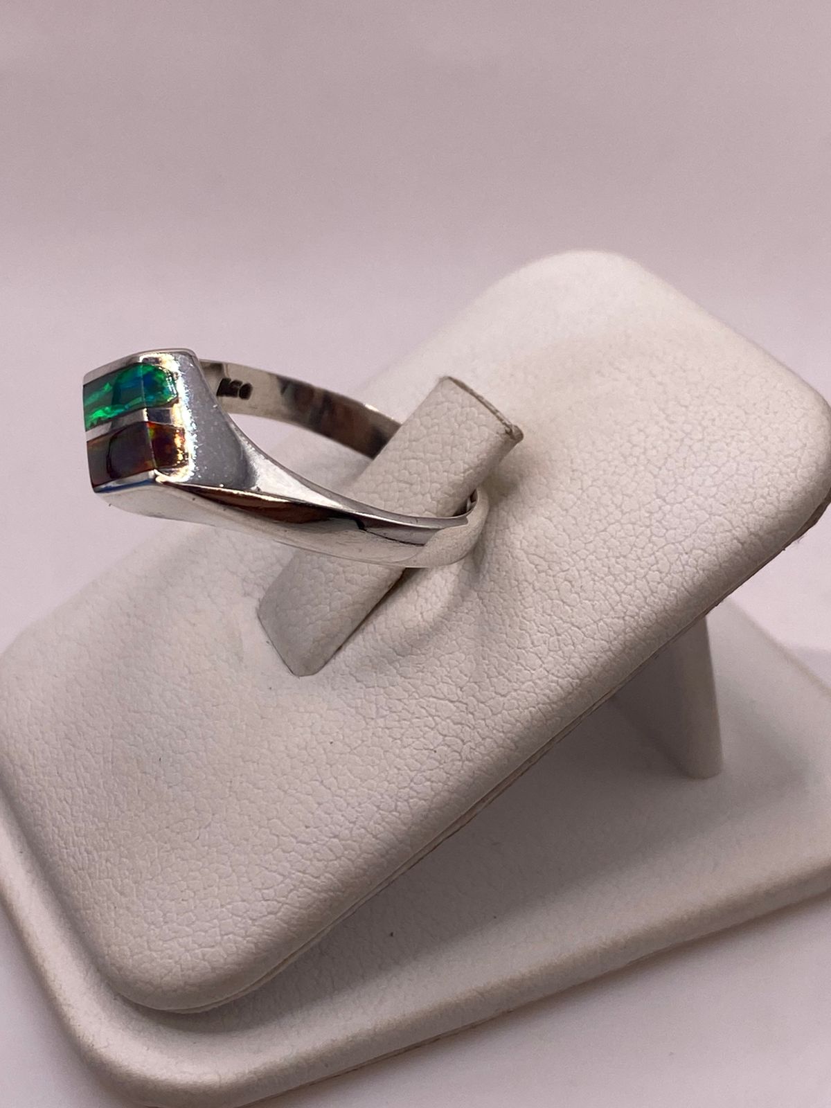 Anillo Geométrico con Ópalo Bicolor Rojo y Verde en Plata Ley 950, vista frontal