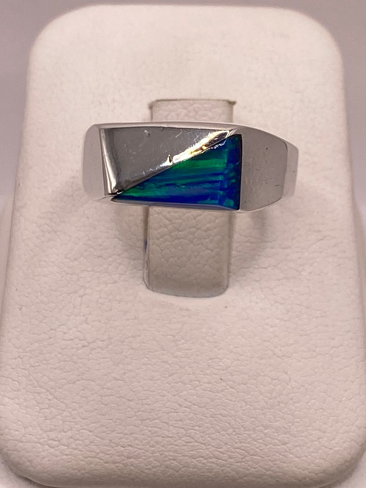 Anillo Geométrico con Ópalo en Tonos Azul y Verde en Plata Ley 950 — ángulo diagonal