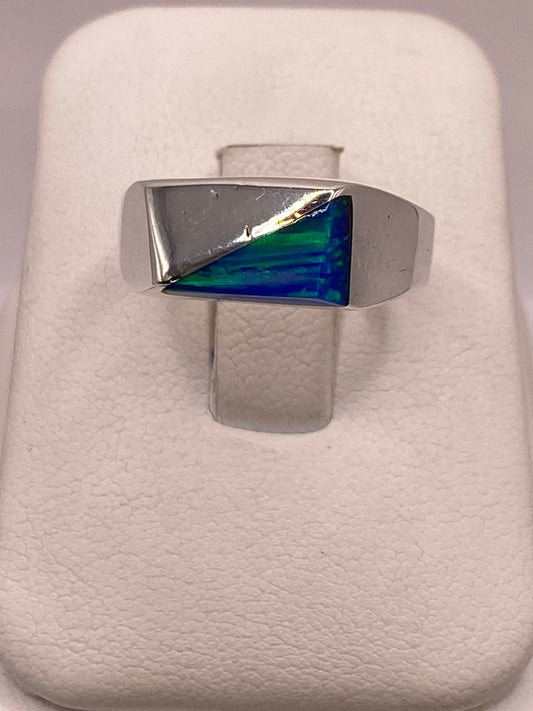 Anillo Geométrico con Ópalo en Tonos Azul y Verde en Plata Ley 950 — ángulo diagonal