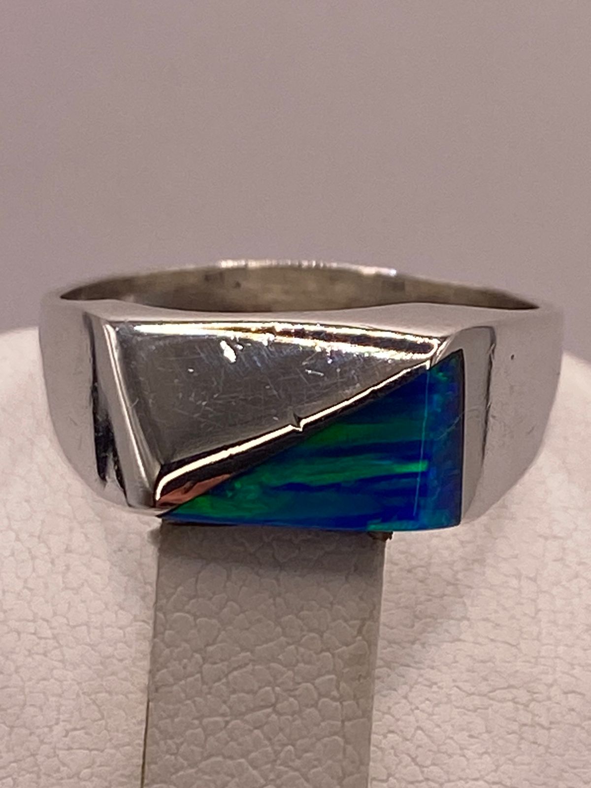Anillo Geométrico con Ópalo en Tonos Azul y Verde en Plata Ley 950, vista de detalle