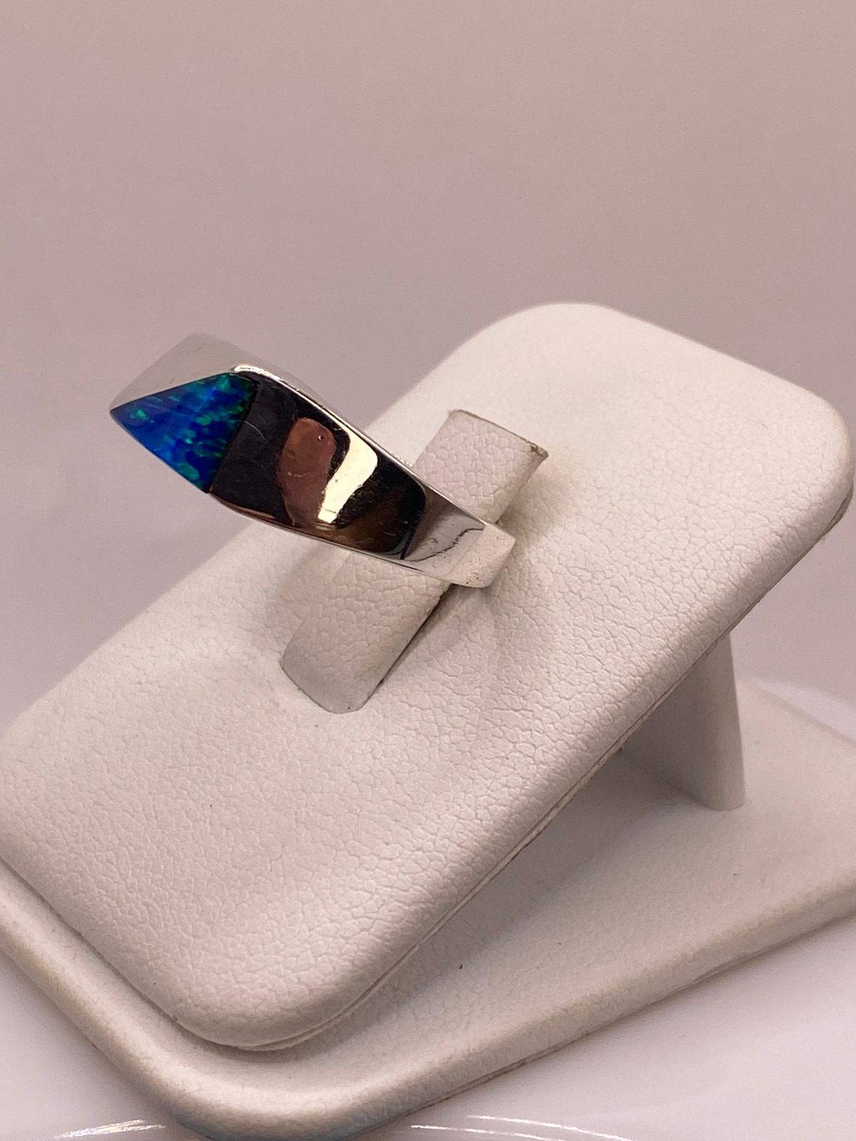 Anillo Geométrico con Ópalo en Tonos Azul y Verde en Plata Ley 950, vista frontal