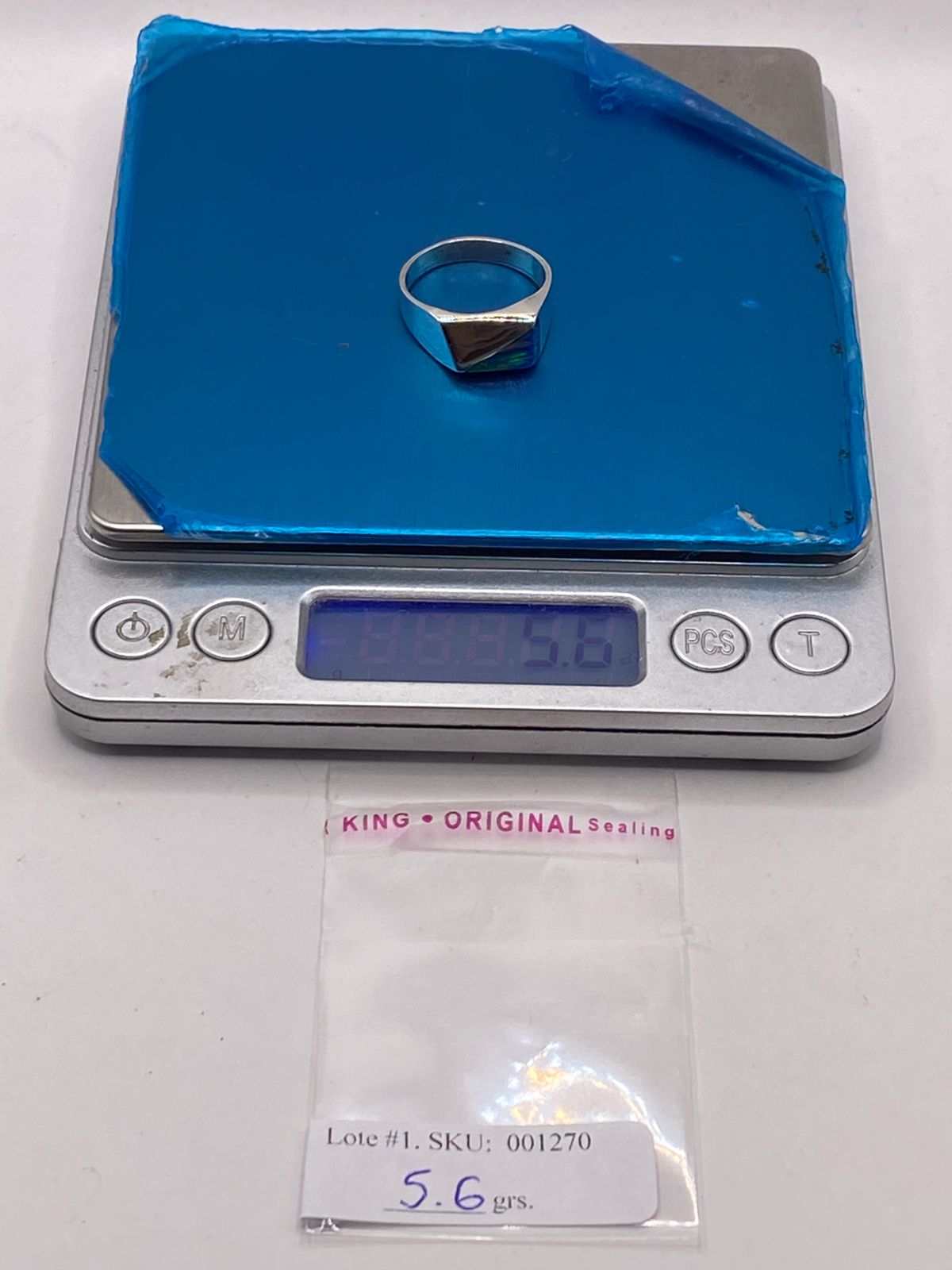 Anillo Geométrico con Ópalo en Tonos Azul y Verde en Plata Ley 950, peso en gramos (báscula)
