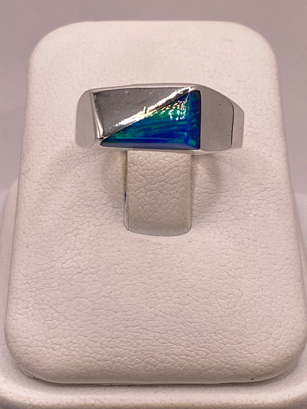 Anillo Geométrico con Ópalo en Tonos Azul y Verde en Plata Ley 950, vista lateral