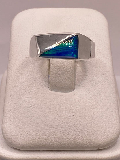 Anillo Geométrico con Ópalo en Tonos Azul y Verde en Plata Ley 950, vista lateral