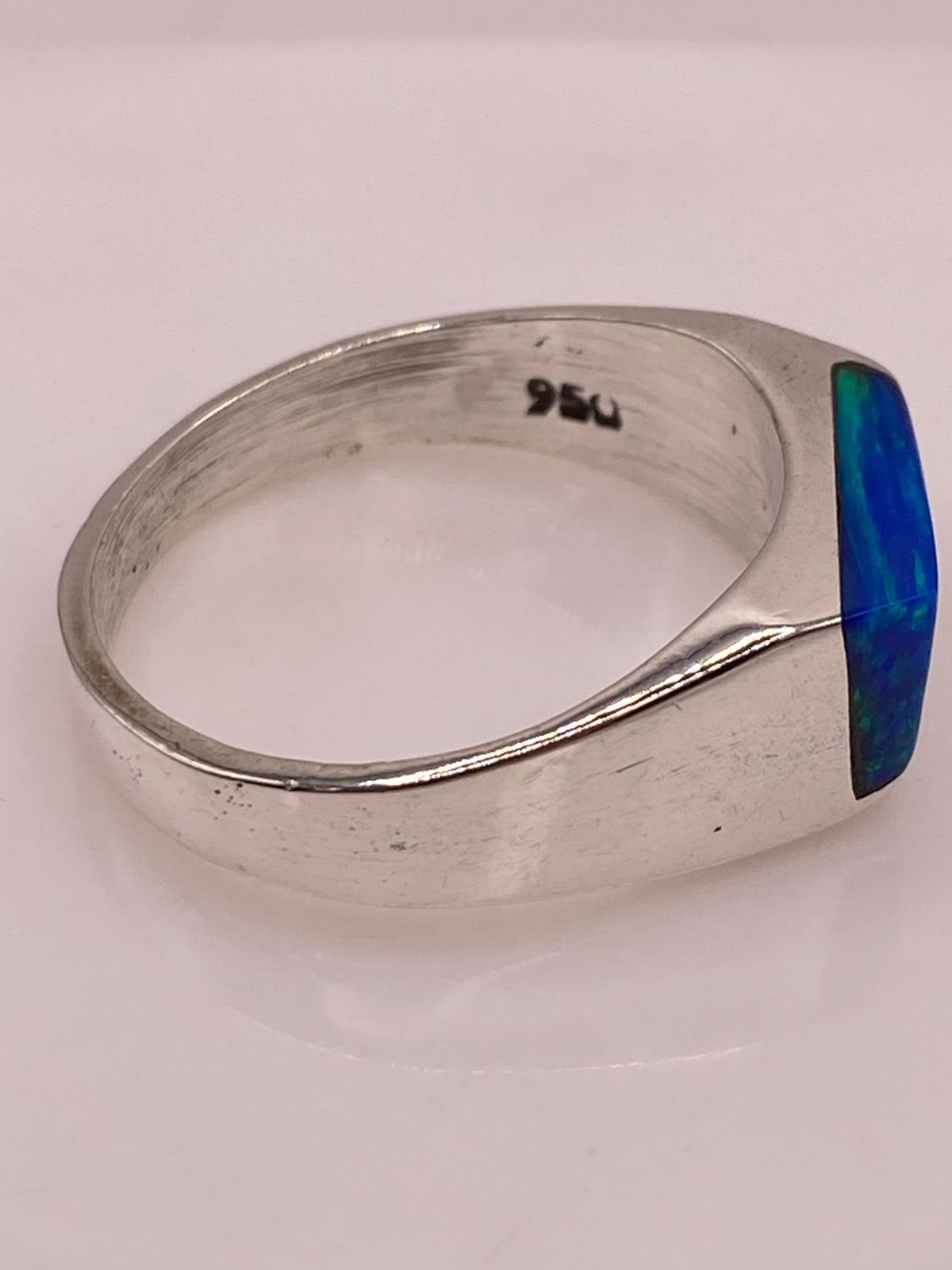 Anillo Geométrico con Ópalo en Tonos Azul y Verde en Plata Ley 950, sello de autenticidad Plata Ley .925
