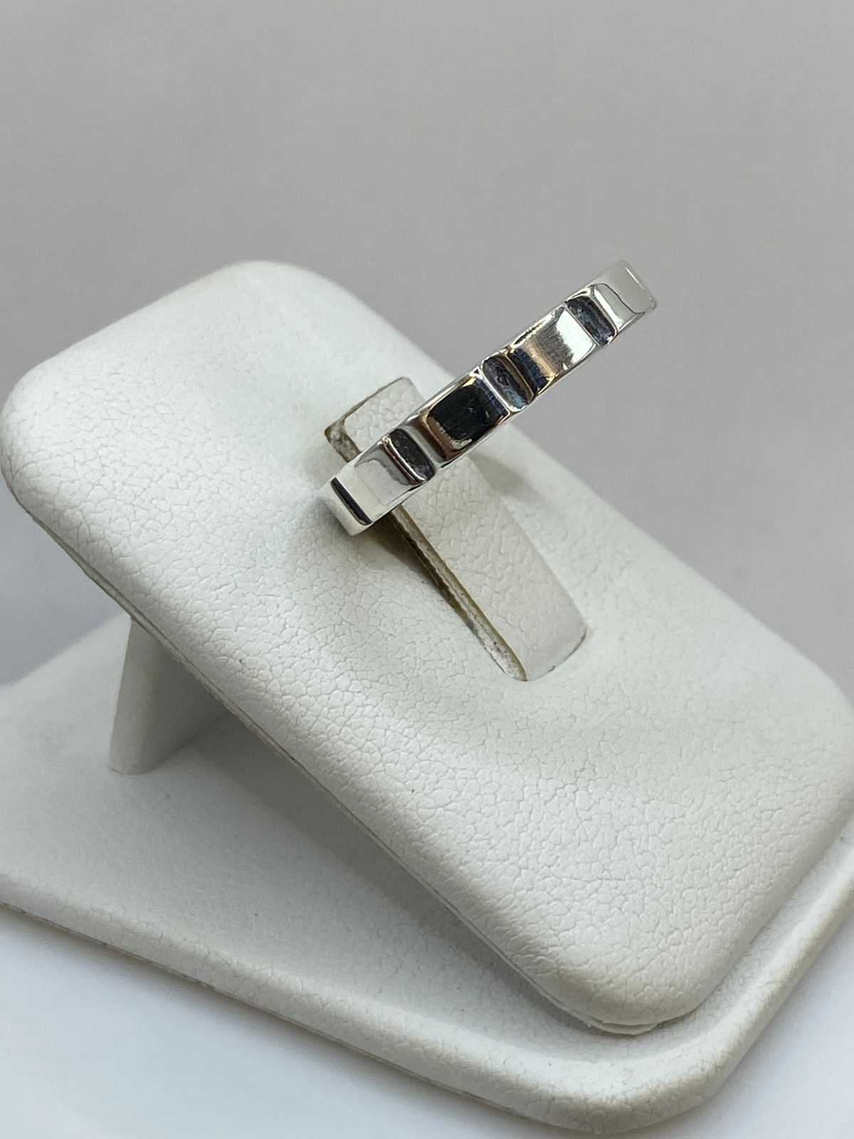 Anillo Geométrico de Plata Ley 925, vista lateral