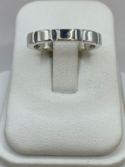 Anillo Geométrico de Plata Ley 925 en báscula mostrando peso