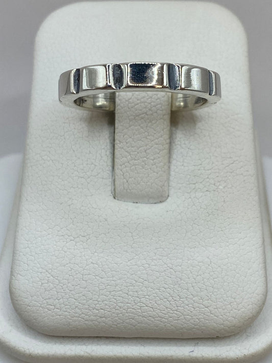 Anillo Geométrico de Plata Ley 925 en báscula mostrando peso