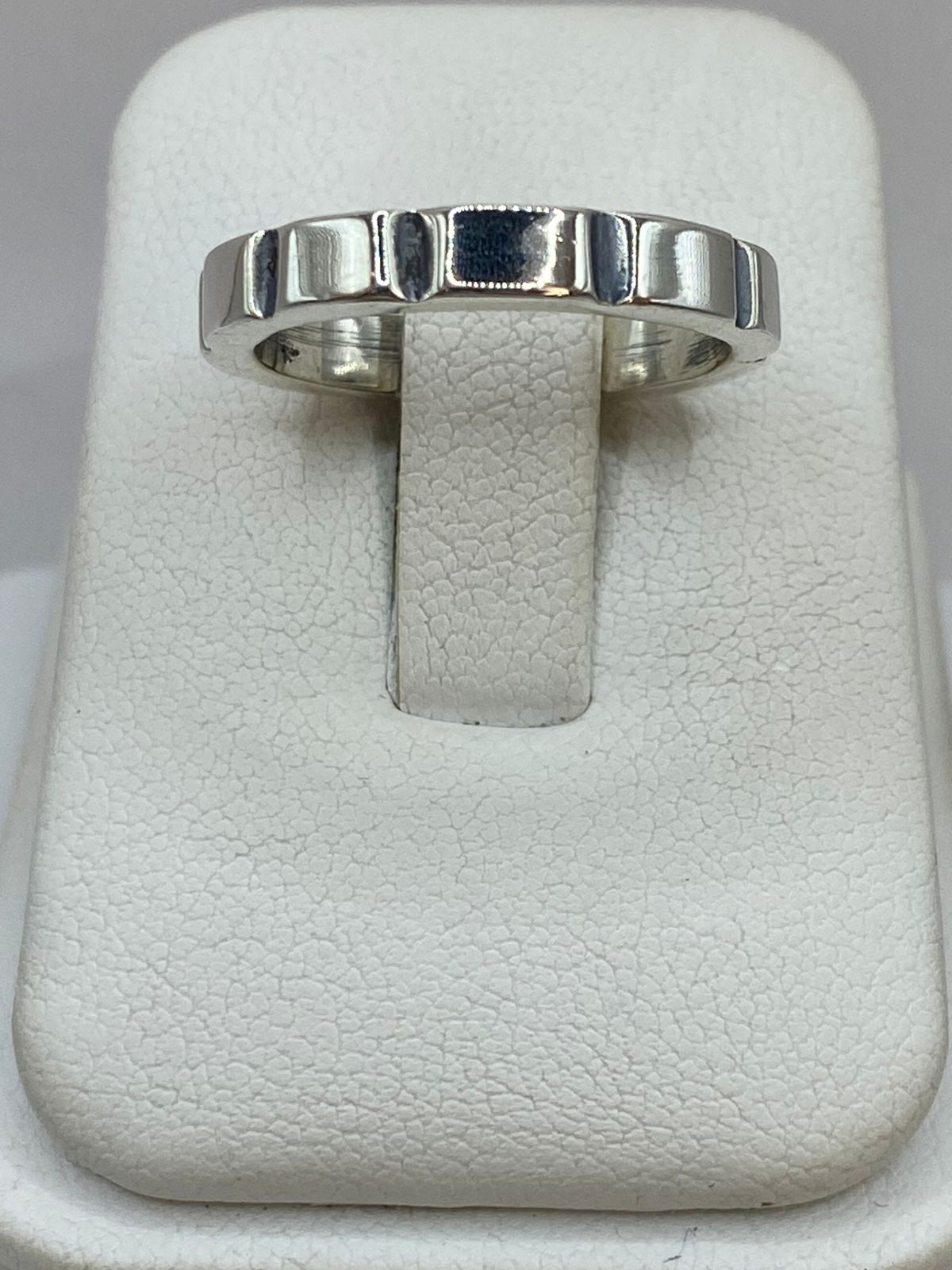Anillo Geométrico de Plata Ley 925, vista de detalle